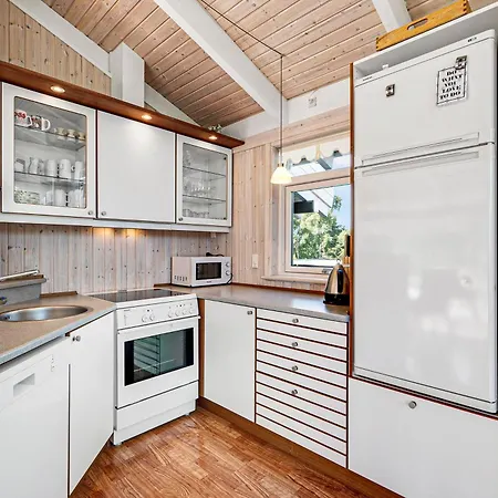 Stunning In With 3 Bedrooms And Internet *